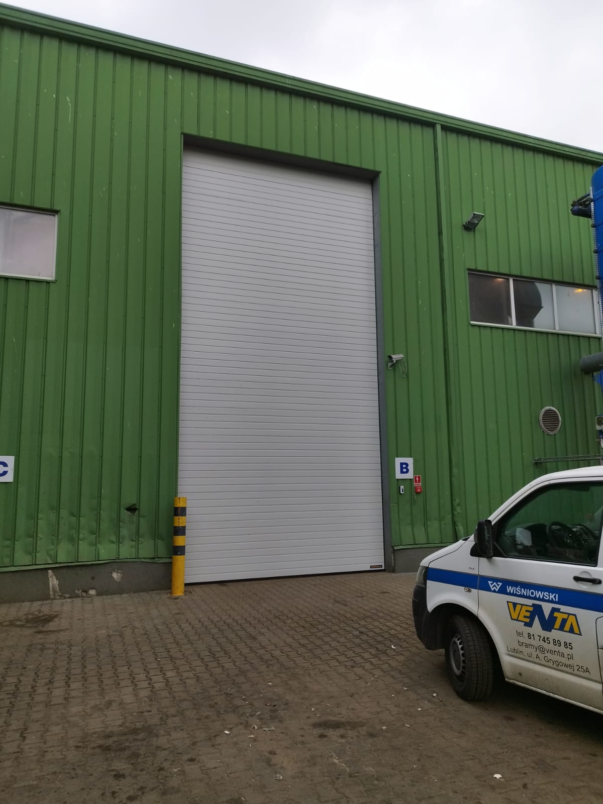 Brama przemysłowa Hörmann SPU F42 w kolorze RAL9002 białoszary wymiary bramy szerokość 4000 wysokość 8000